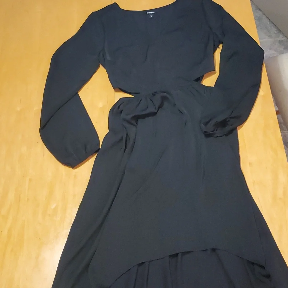 Express XS High Low Black Dress 🤩 100% polyster- lightweight & flowy design - Picture 3 of 11